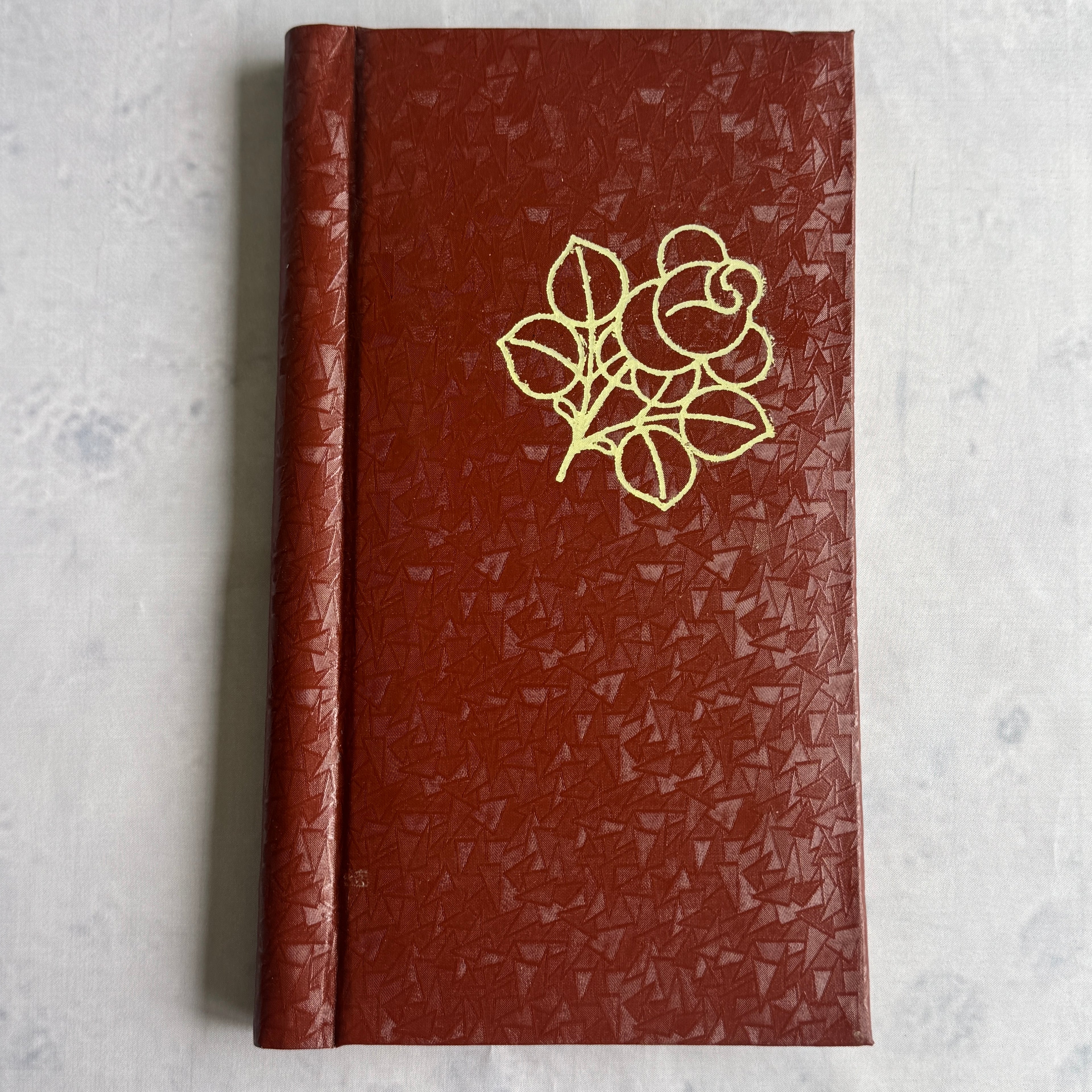 Soviet Photo Album by Latvijas Papīrs – Embossed Cover with Protective Interleaving Sheets