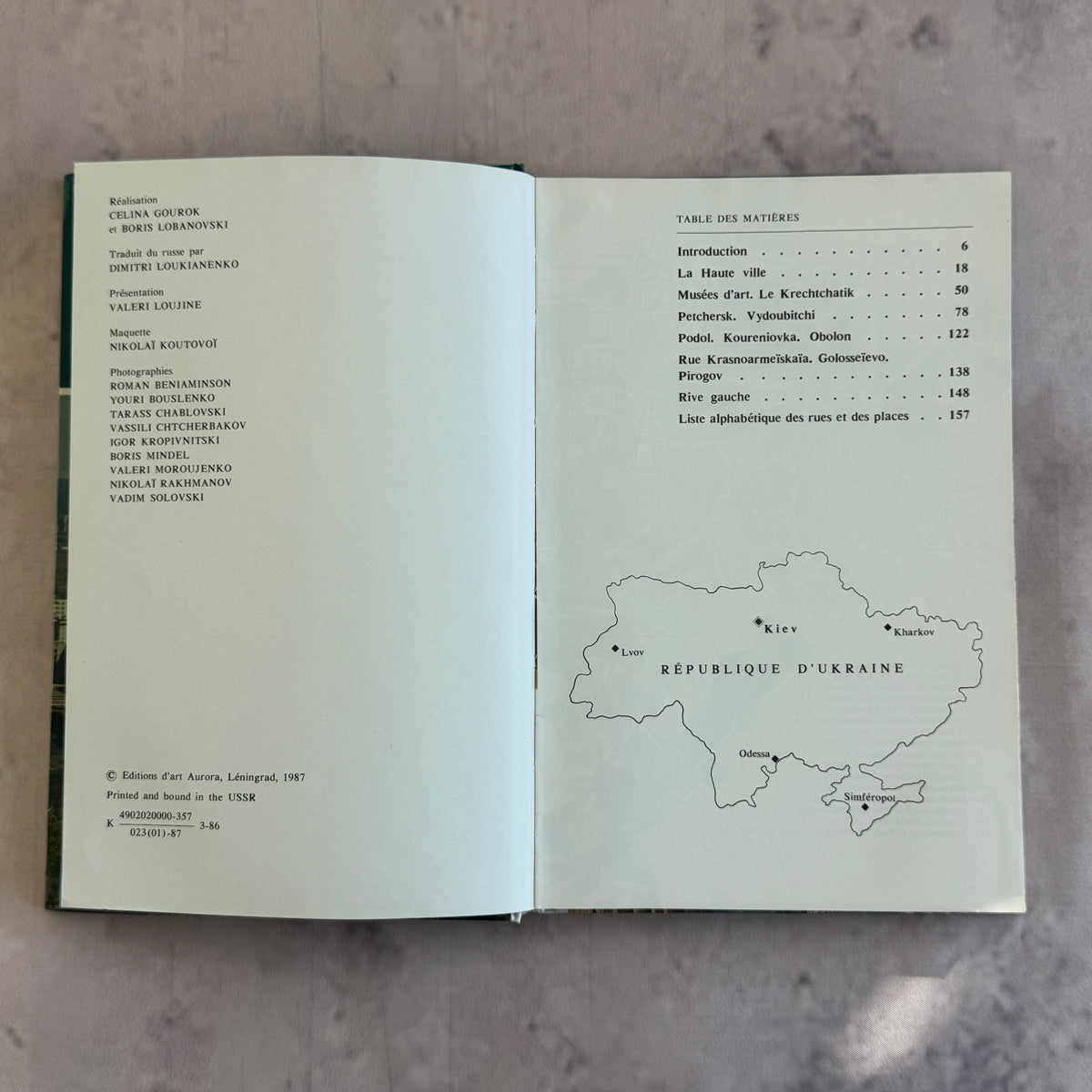 Kiev Architecture Monuments Musées – Soviet Guide Book in French, Aurora 1987