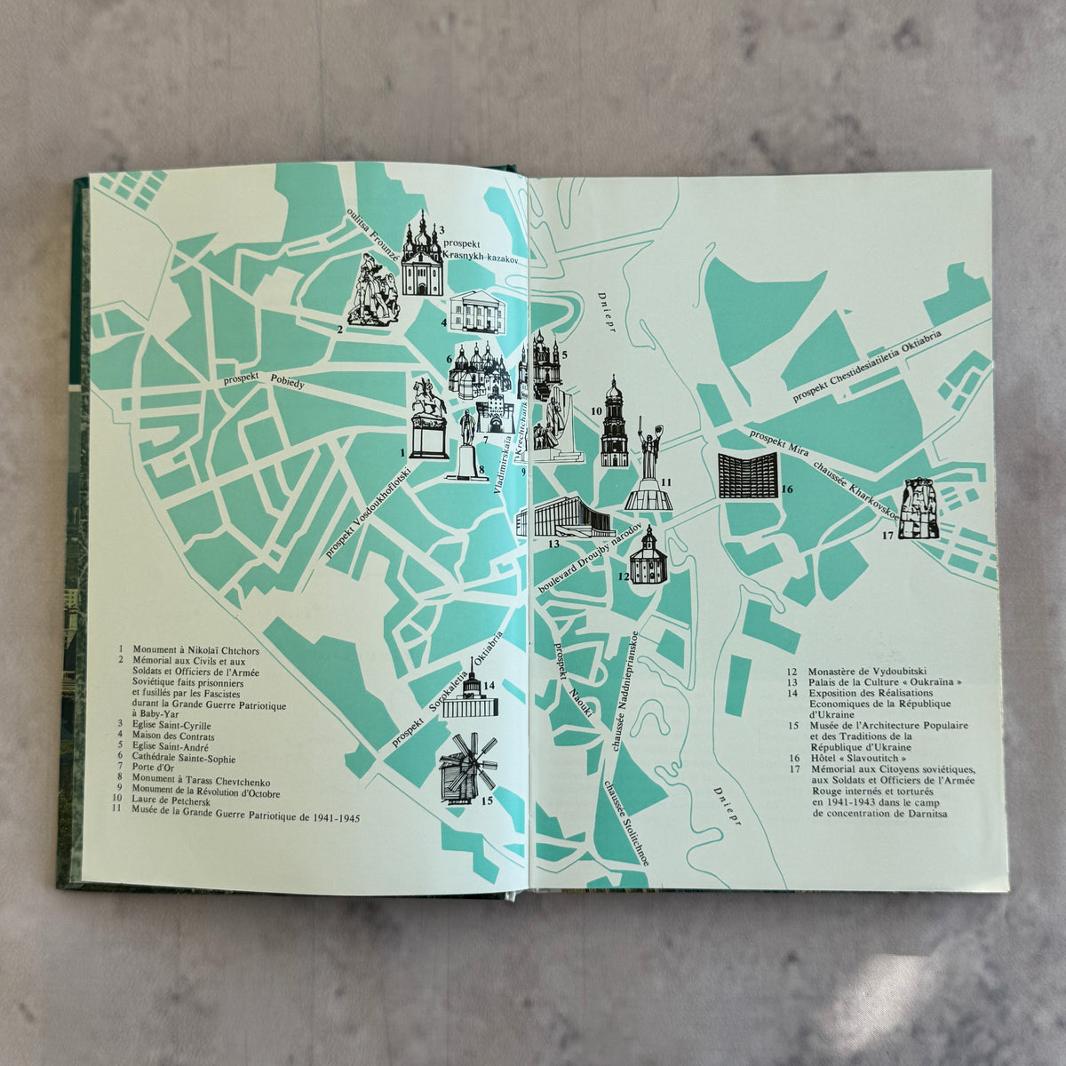 Kiev Architecture Monuments Musées – Soviet Guide Book in French, Aurora 1987