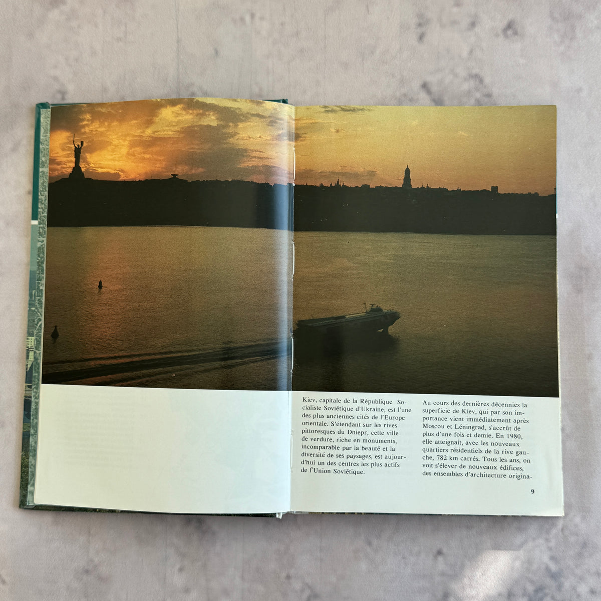 Kiev Architecture Monuments Musées – Soviet Guide Book in French, Aurora 1987
