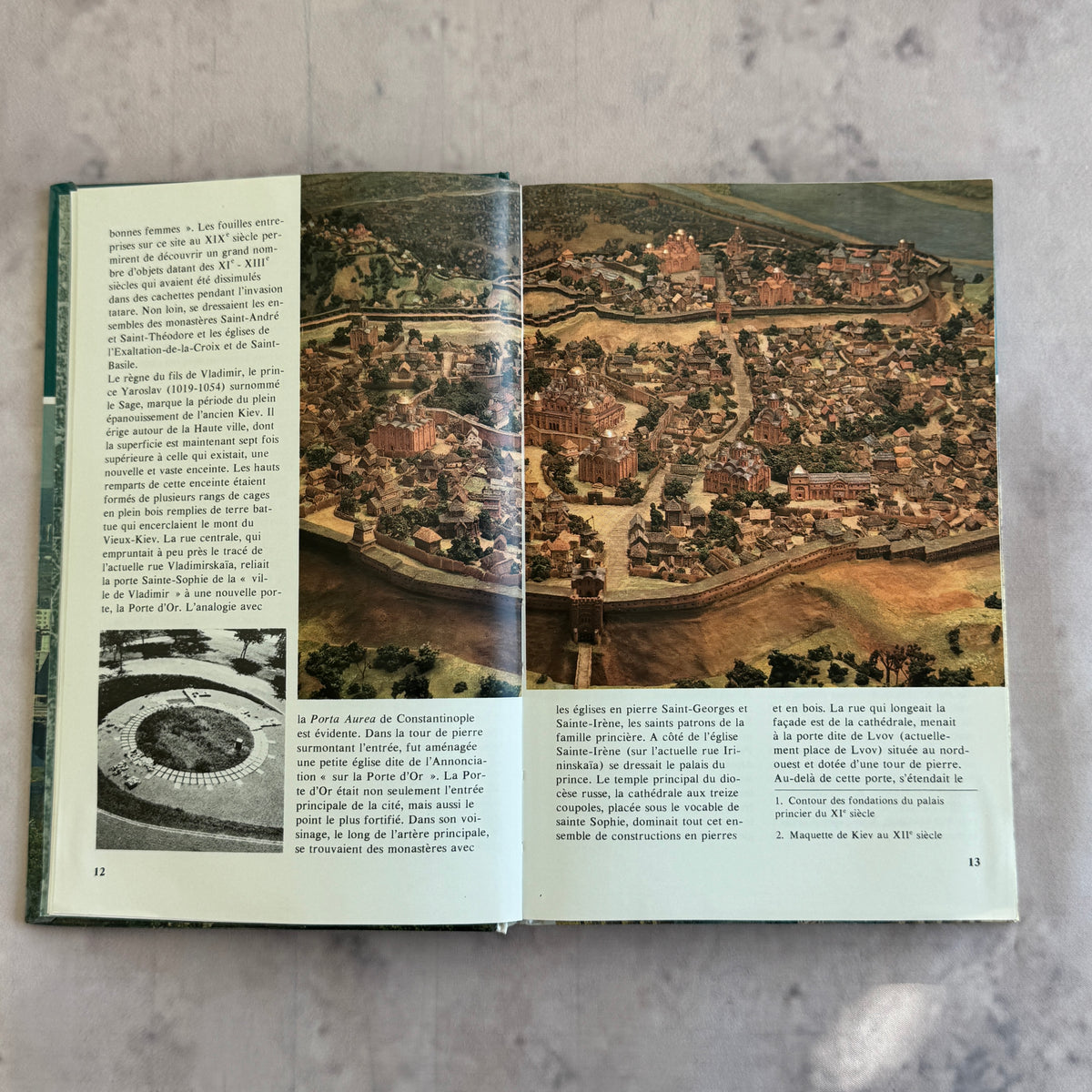 Kiev Architecture Monuments Musées – Soviet Guide Book in French, Aurora 1987