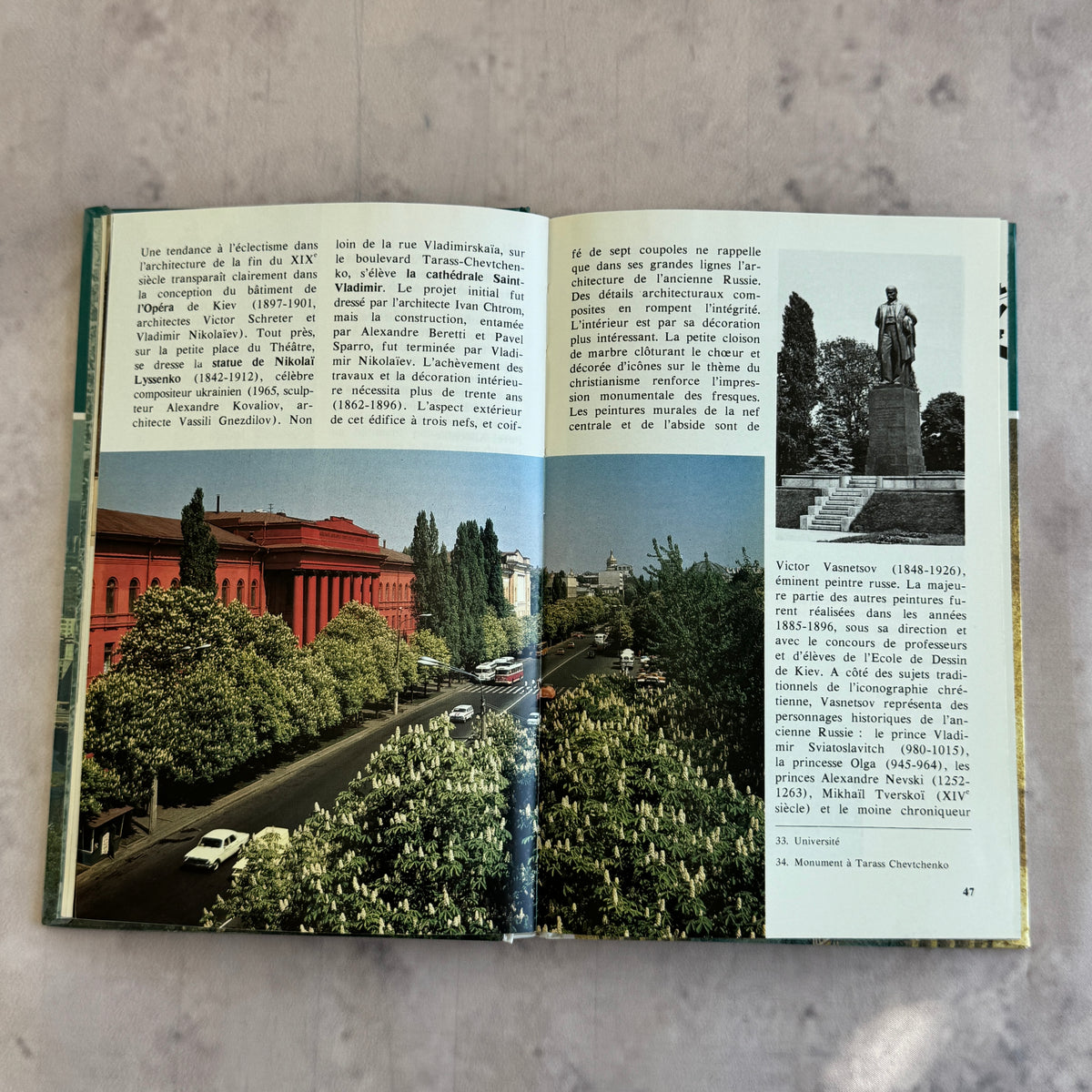 Kiev Architecture Monuments Musées – Soviet Guide Book in French, Aurora 1987