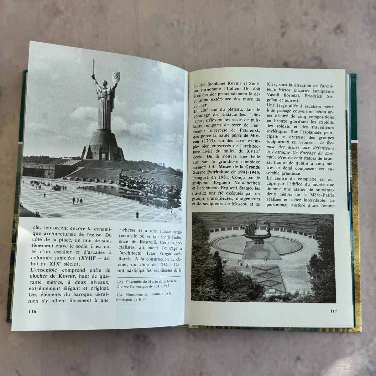 Kiev Architecture Monuments Musées – Soviet Guide Book in French, Aurora 1987