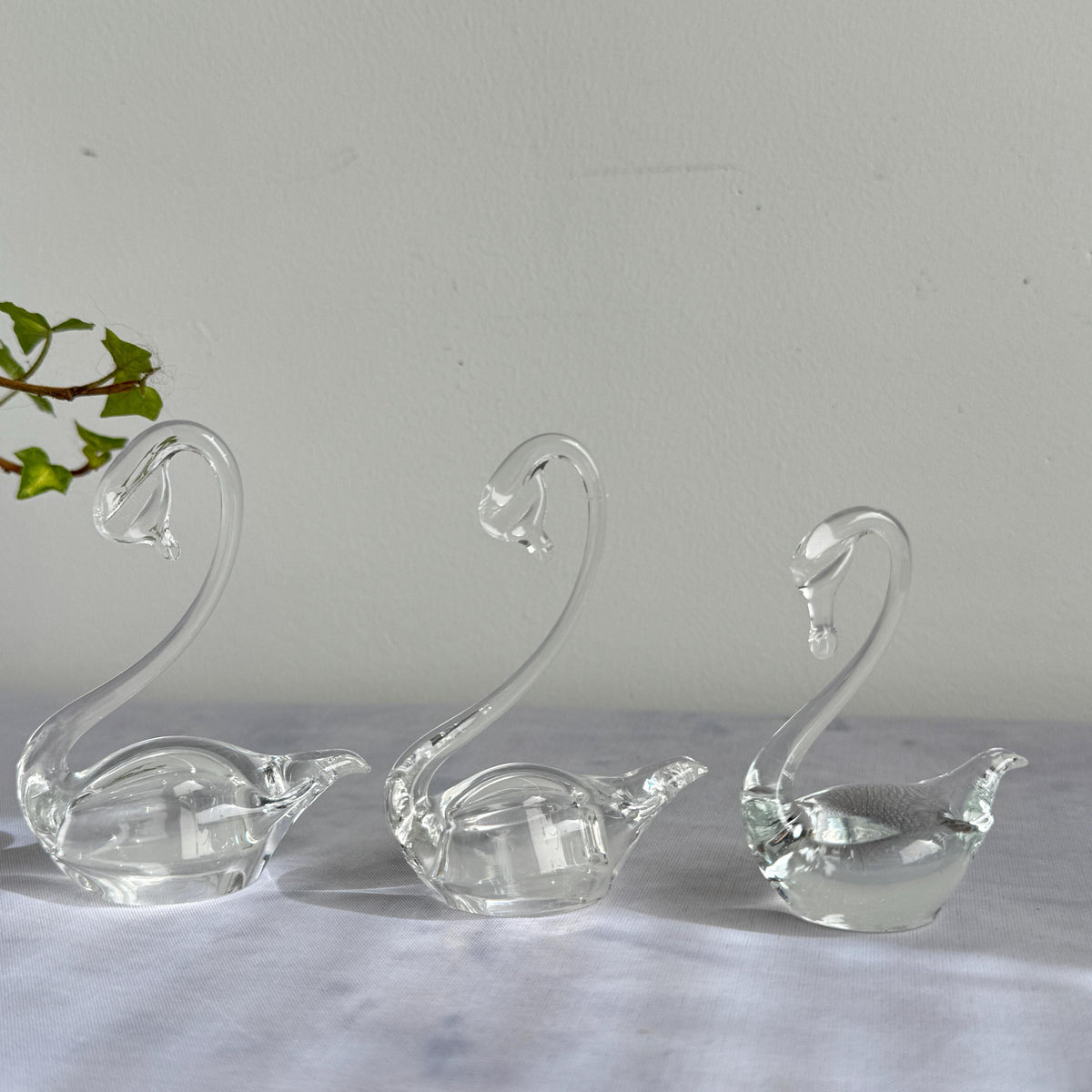 Hand-Blown Clear Glass Swan Family Set of 3, Graduated Bird Figurines, Vintage Art Glass, Elegant Collectible Home Decor