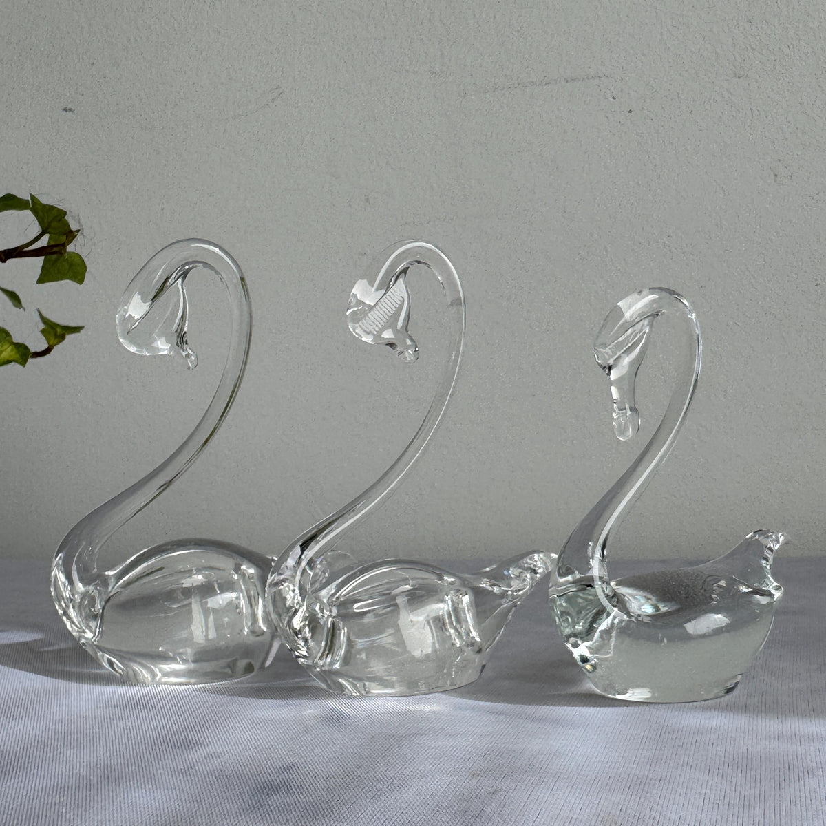 Hand-Blown Clear Glass Swan Family Set of 3, Graduated Bird Figurines, Vintage Art Glass, Elegant Collectible Home Decor