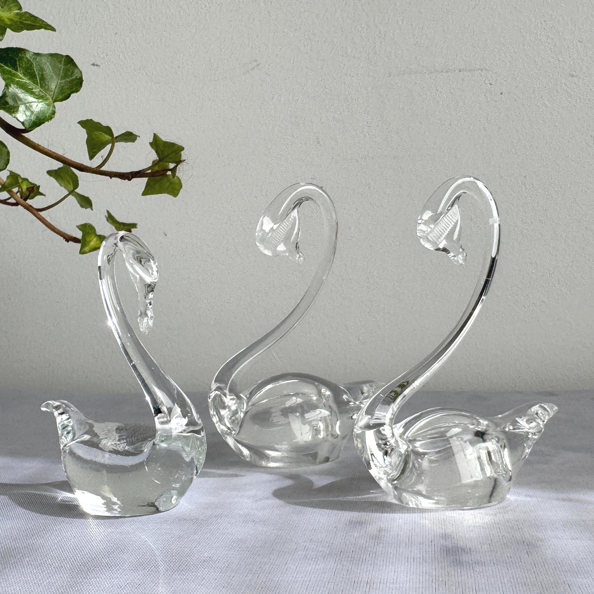 Hand-Blown Clear Glass Swan Family Set of 3, Graduated Bird Figurines, Vintage Art Glass, Elegant Collectible Home Decor